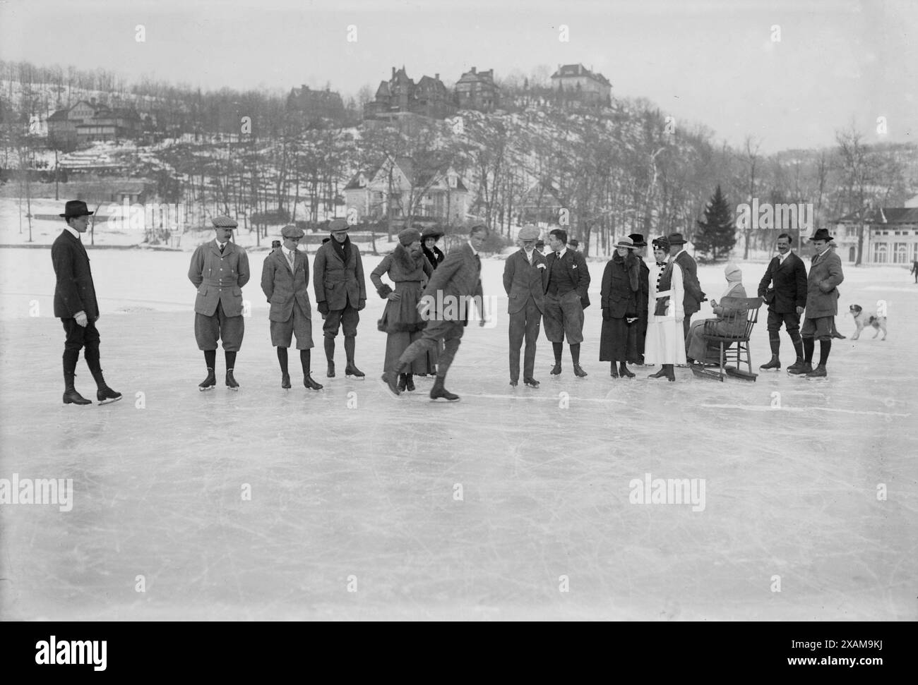 Am Tuxedo Lake, zwischen 1910 und 1920. Zeigt Skater am Tuxedo Lake, Tuxedo Park, New York State. Stockfoto