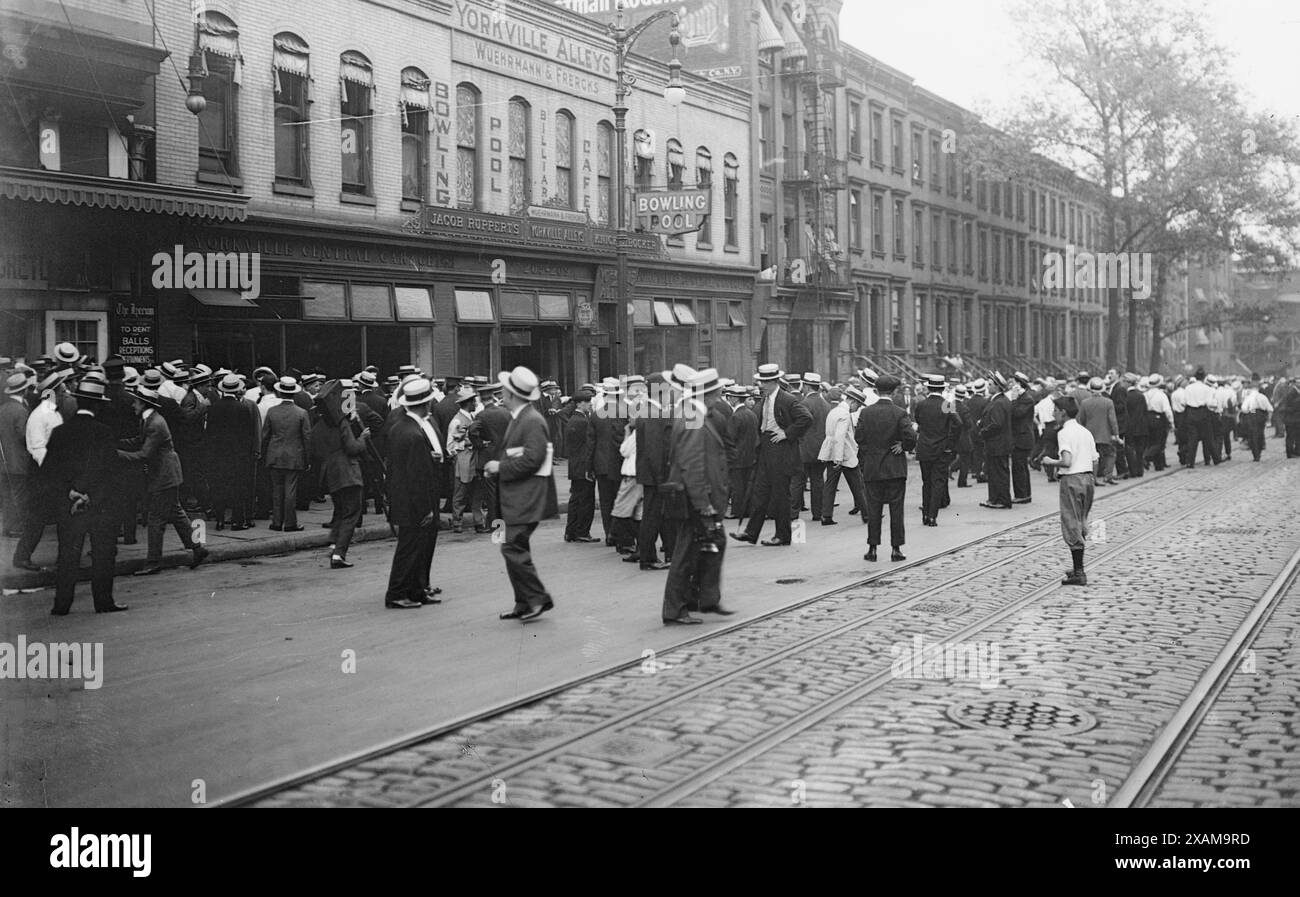 Kfz-Schließbleche, 1916. Zeigt streikende Straßenbahnfahrer in New York City auf der East 86th Street während des Streiks der Eisenbahnarbeiter, der im August 1916 begann. Stockfoto