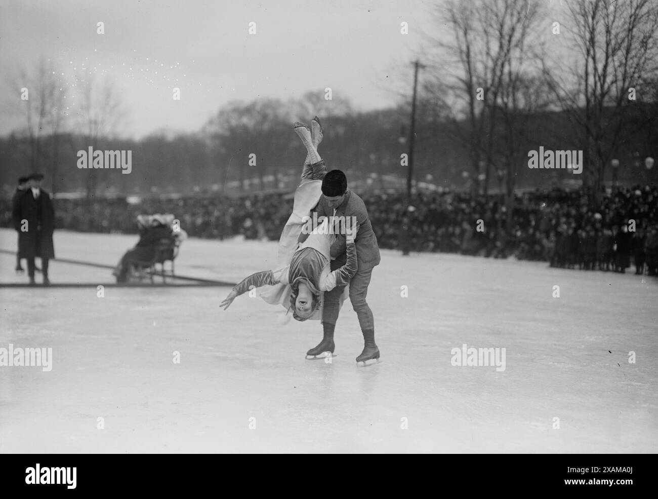 Gladys Lamb, Norval Baptie, 1917. Zeigt Gladys Lamb und Norval Baptie, die während eines „Eiskarnevals“ im Van Cortlandt Park, der Bronx, New York City, eine Ausstellung von Fancy und akrobatischem Schlittschuhlaufen aufführen. Stockfoto