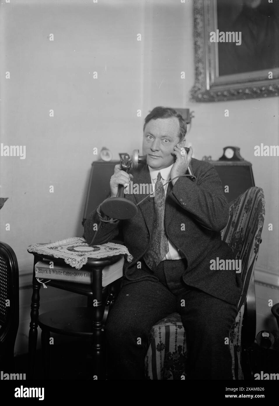 Forrest Lamont, zwischen 1915 und 1920. Zeigt den Tenor-Opernsänger Forrest Lamont (1881–1937) mit Telefon. Stockfoto