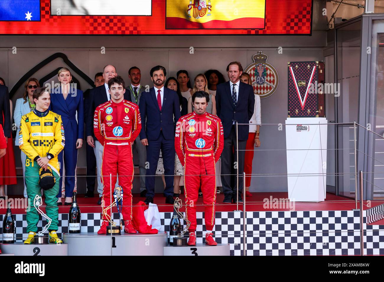 Monte-Carlo, Monaco. Mai 2024. #81 Oscar Piastri (aus, McLaren Formel-1-Team), #16 Charles Leclerc (MCO, Scuderia Ferrari HP), #55 Carlos Sainz (ESP, Scuderia Ferrari HP), Prinzessin Charlene und Prinz Albert II von Monaco, Mohammed Ben Sulayem (VAE, FIA-Präsident), Andrea Casiraghi, F1 Grand Prix von Monaco am 26. Mai auf dem Circuit de Monaco 2024 in Monte-Carlo, Monaco. (Foto von HOCH ZWEI) Credit: dpa/Alamy Live News Stockfoto