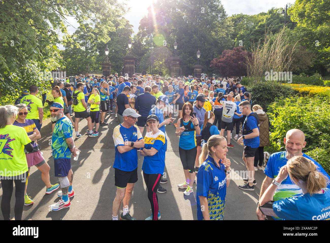 Leeds, Großbritannien. JUNI 2024. Die Läufer treffen sich im Roundhay Park, während die Läufer sich auf die 7-km-Route vorbereiten, die wie ein Nashorn geformt ist, durch die Straßen von Moor Town zu Ehren der Leeds Rhinos-Legende Nummer 7 Rob Burrow, WHO starb am Sonntag im Alter von 41 Jahren nach einem über 4-jährigen Kampf mit der Motoneurone Disease (MND). Credit Milo Chandler/Alamy Live News Stockfoto