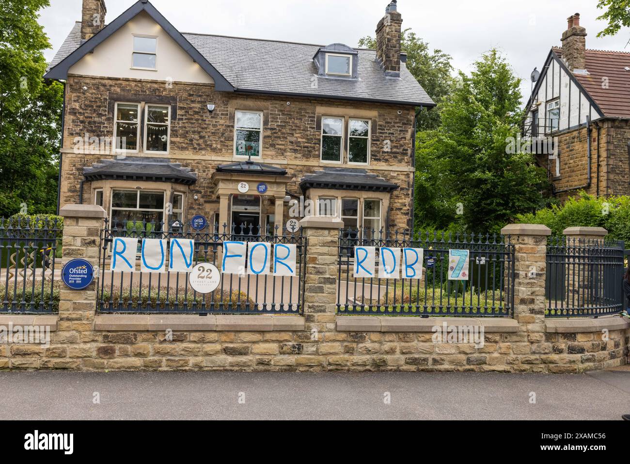 Leeds, Großbritannien. JUNI 2024. Auf dem Schild steht „Run for Rob“ auf der örtlichen Schule, während Läufer eine 7-km-Route, die wie ein Nashorn geformt ist, durch die Straßen von Moor Town zu Ehren der Leeds Rhinos-Legende Nummer 7 Rob Burrow absolvieren. WHO starb am Sonntag im Alter von 41 Jahren nach einem über 4-jährigen Kampf mit der Motoneurone Disease (MND). Credit Milo Chandler/Alamy Live News Stockfoto