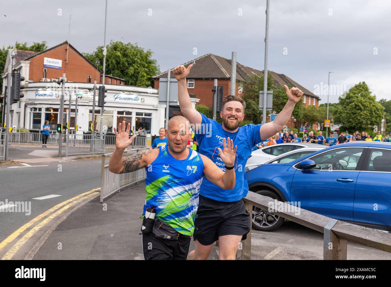 Leeds, Großbritannien. JUNI 2024. Läufer posieren vor der Kamera, während sie an einer 7-Meilen-Route teilnehmen, die wie ein Nashorn geformt ist, durch die Straßen von Moor Town zu Ehren von Leeds Rhinos-Legende Nummer 7 Rob Burrow, der am Sonntag im Alter von 41 Jahren nach einem über vierjährigen Kampf gegen die Motoneurone Disease (MND) starb. Credit Milo Chandler/Alamy Live News Stockfoto