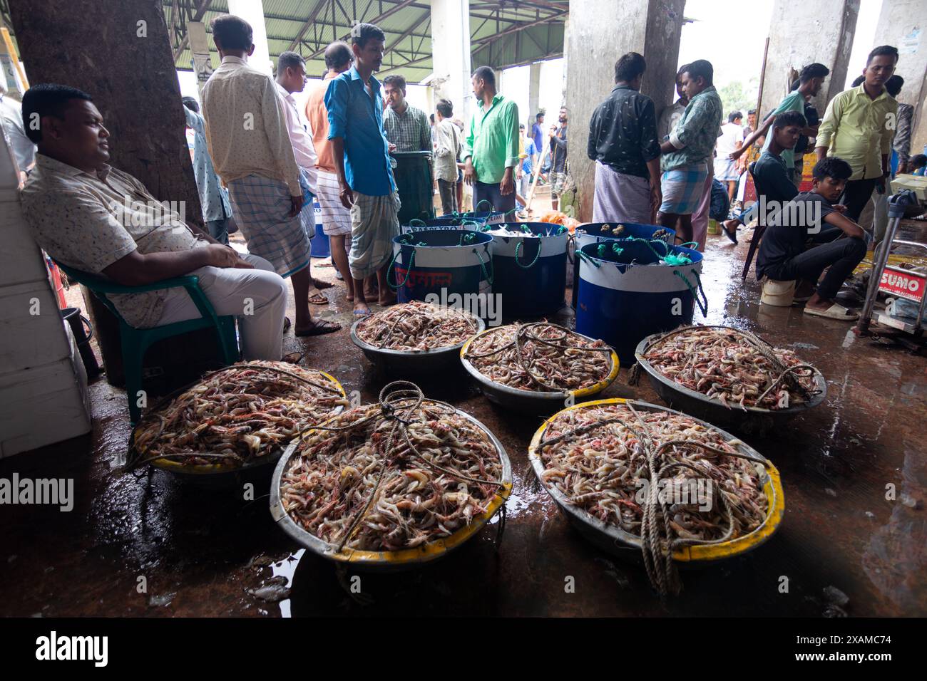 7. Juni 2024, Cox's Bazar, Chittagong, Bangladesch: Fischer entladen verschiedene Arten von Fischen von Booten in der Fischerei Ghat, Cox's Bazar, Bangladesch. Die Boote fahren alle Mitternacht aufs Meer, um Fische zu fangen. Am Morgen ist das Gheat voller Aktivität, gefüllt mit dem frischen Transport des Tages, bereit für die Verteilung. Fishery Ghat, der größte Fischmarkt auf dem Basar von cox, ist einer der führenden „Hilsa“-Knotenpunkte des Landes. Für Fischer, Verkäufer und fischbezogene Existenzgrundlagen ist Fishery Ghat ein Zentrum des Glücks und der Hoffnung. Wenn hier reichlich Vorräte zur Schau gestellt werden, strahlt das Glück aus den Gesichtern der Volksgruppe Stockfoto