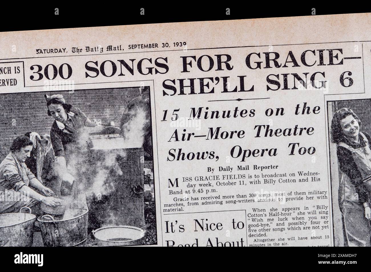 '300 Songs for Grace-She'll Sing 6' Überschrift & artikel über Gracie Fields, Daily Mail (Replik) 30. September 1939, kurz vor Beginn des Zweiten Weltkriegs. Stockfoto '300 Songs for Grace-She'll Sing 6' Überschrift & artikel über Gracie Fields, Daily Mail (Replik) 30. September 1939, kurz vor Beginn des Zweiten Weltkriegs. Stockfoto