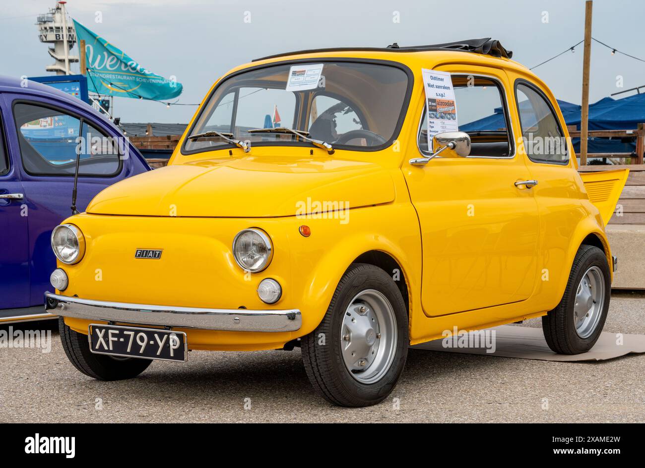 Scheveningen, Niederlande, 26.05.2024, gelber Oldtimer Fiat 500 R von 1973 auf der Aircooler Oldtimer-Messe Stockfoto