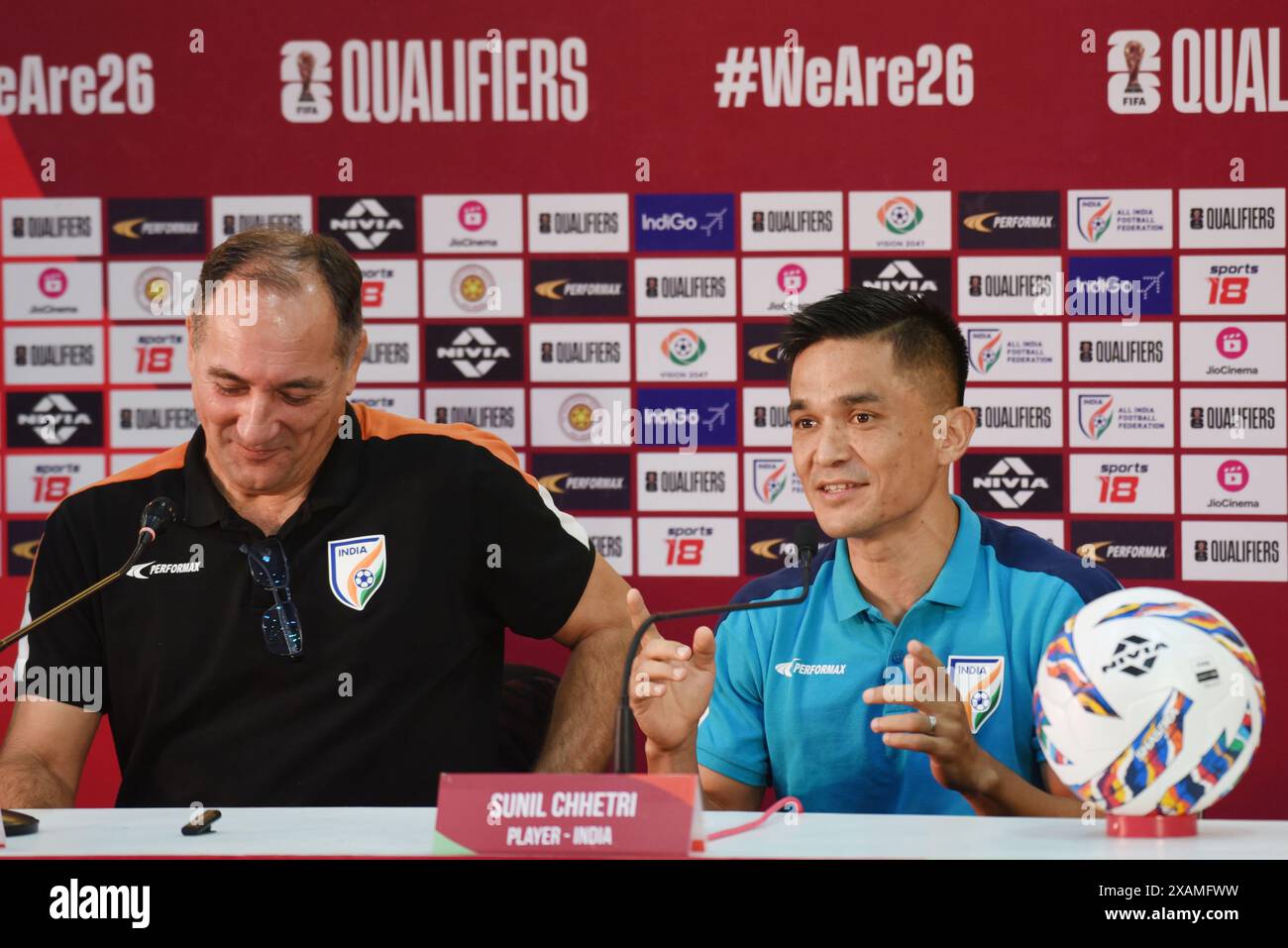 Kalkutta, Westbengalen, Indien. Juni 2024. Der indische Fußballnationalkapitän Sunil Chhetri und Cheftrainer Igor Stimac sprechen während einer Pressekonferenz im Vorfeld der gemeinsamen Qualifikationsrunde 2 gegen Kuwait für die FIFA Fussball-Weltmeisterschaft 2026 und die AFC Asienmeisterschaft am 5. Juni 2024.in in Kalkutta, Indien. (Credit Image: © Dipa Chakraborty/eyepix via ZUMA Press Wire) NUR REDAKTIONELLE VERWENDUNG! Nicht für kommerzielle ZWECKE! Stockfoto