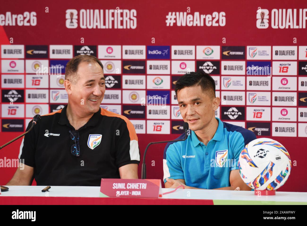 Kalkutta, Westbengalen, Indien. Juni 2024. Der indische Fußballnationalkapitän Sunil Chhetri und Cheftrainer Igor Stimac sprechen während einer Pressekonferenz im Vorfeld der gemeinsamen Qualifikationsrunde 2 gegen Kuwait für die FIFA Fussball-Weltmeisterschaft 2026 und die AFC Asienmeisterschaft am 5. Juni 2024.in in Kalkutta, Indien. (Credit Image: © Dipa Chakraborty/eyepix via ZUMA Press Wire) NUR REDAKTIONELLE VERWENDUNG! Nicht für kommerzielle ZWECKE! Stockfoto