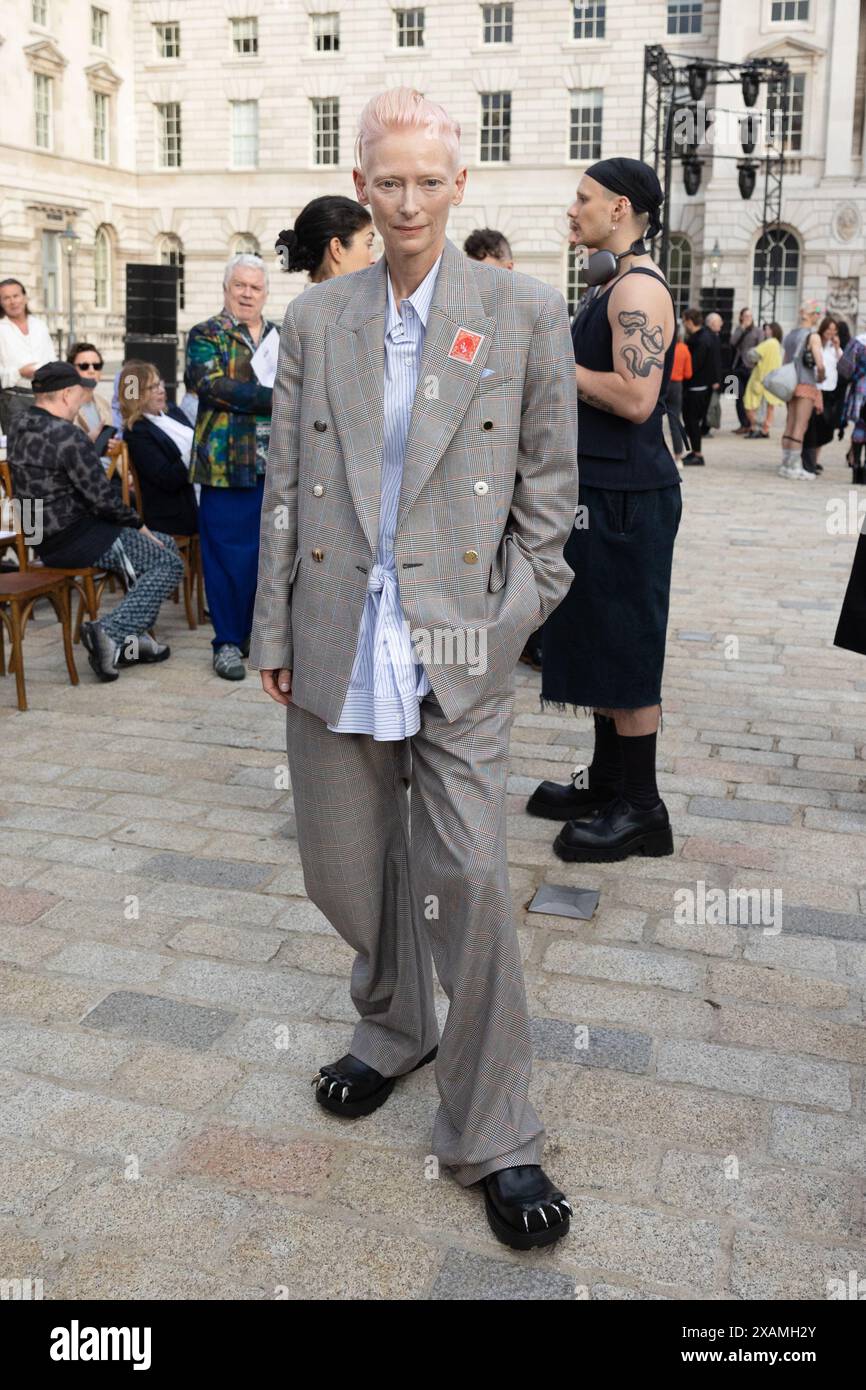 London, Großbritannien. Freitag, 7. Juni 2024. Tilda Swinton bei der Charles Jeffrey LOVERBOY SS25 Runway Show im Somerset House. Die Show ist Teil der London Fashion Week im Juni 2024, einer dreitägigen Feier der britischen Herrenmode und der vielfältigen Kulturen, die seit langem Einfluss auf die Modebranche haben. Quelle: Katie Collins/EMPICS/Alamy Live News Stockfoto