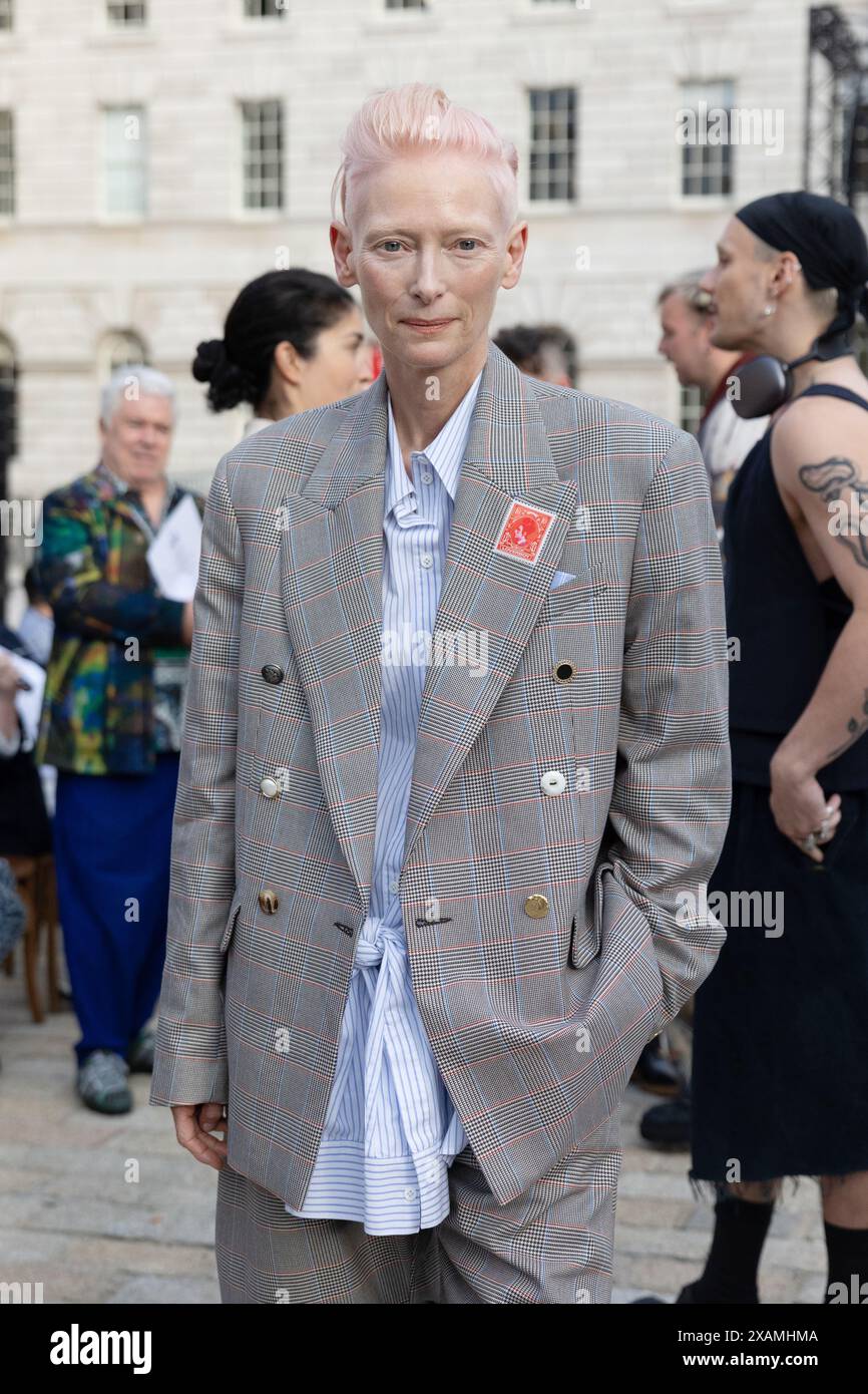 London, Großbritannien. Freitag, 7. Juni 2024. Tilda Swinton bei der Charles Jeffrey LOVERBOY SS25 Runway Show im Somerset House. Die Show ist Teil der London Fashion Week im Juni 2024, einer dreitägigen Feier der britischen Herrenmode und der vielfältigen Kulturen, die seit langem Einfluss auf die Modebranche haben. Quelle: Katie Collins/EMPICS/Alamy Live News Stockfoto