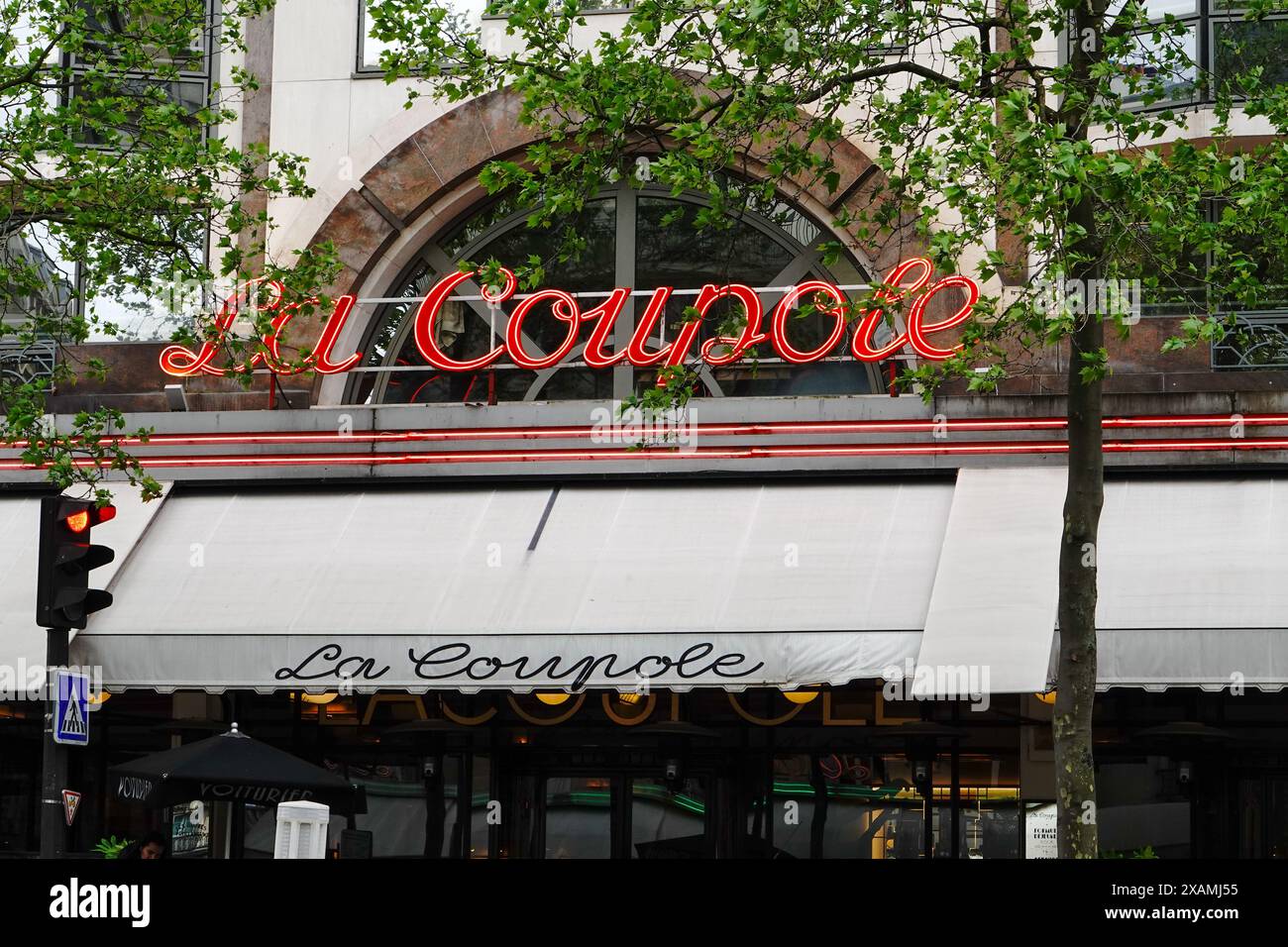 La Coupole Restaurant am Boulevard Montparnasse im 14. Arrondissement, Paris, Frankreich. Stockfoto