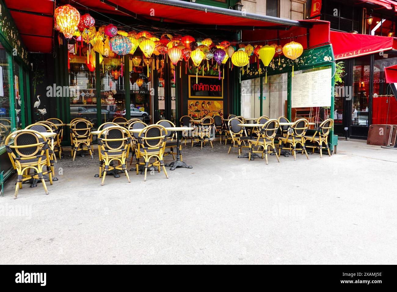 Tische und Stühle stehen zur Mittagszeit draußen, Mam Son, vietnamesisches Restaurant am Boulevard Montparnasse, 14. Arrondissement, Paris, Frankreich. Stockfoto