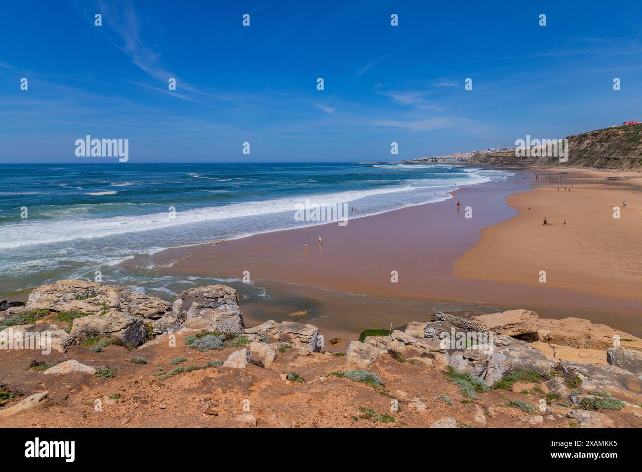 Sintra, Portugal: 13. April 2024: Menschen am Strand von Foz do Lizandro, Ericeira, Portugal Stockfoto