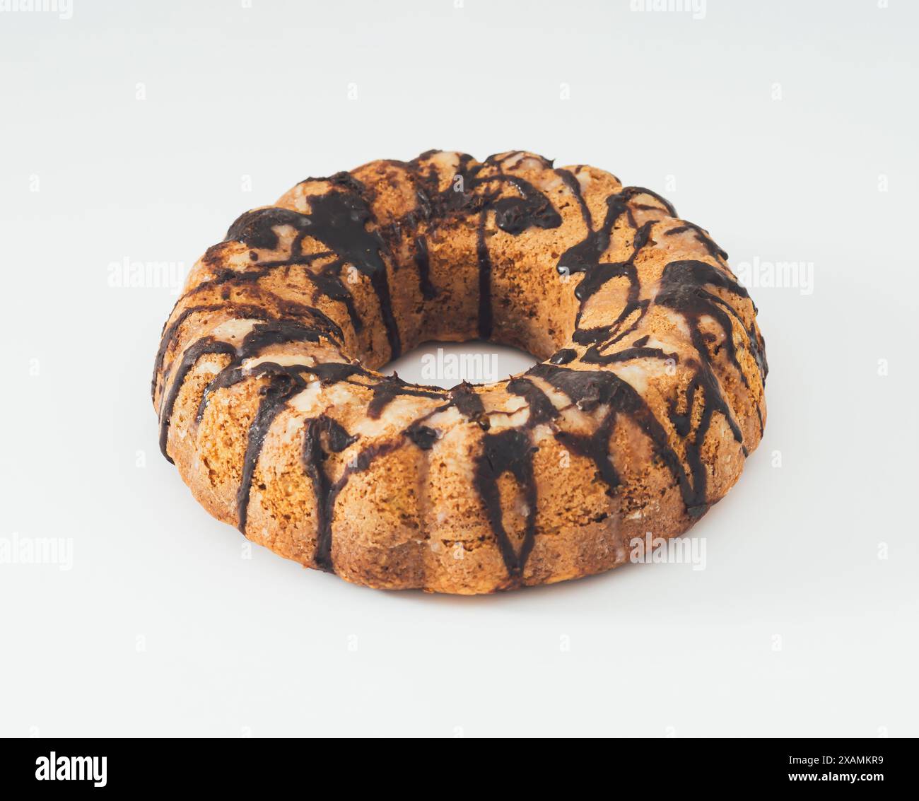 Köstlicher Kuchen mit Schokoladenbelag auf weißem Hintergrund. Minimales süßes Dessertkonzept. Tortenästhetik. Stockfoto