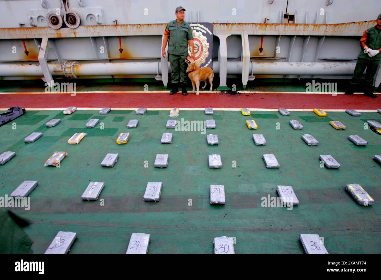 Maracaibo, Venezuela, 27-06-2012.Venezolanisches Militär mit Anti-Drogen-Hunden entdeckt Drogenschmuggel auf chinesischem Flaggenschiff im Maracaibo-See durch Jose Bula Stockfoto