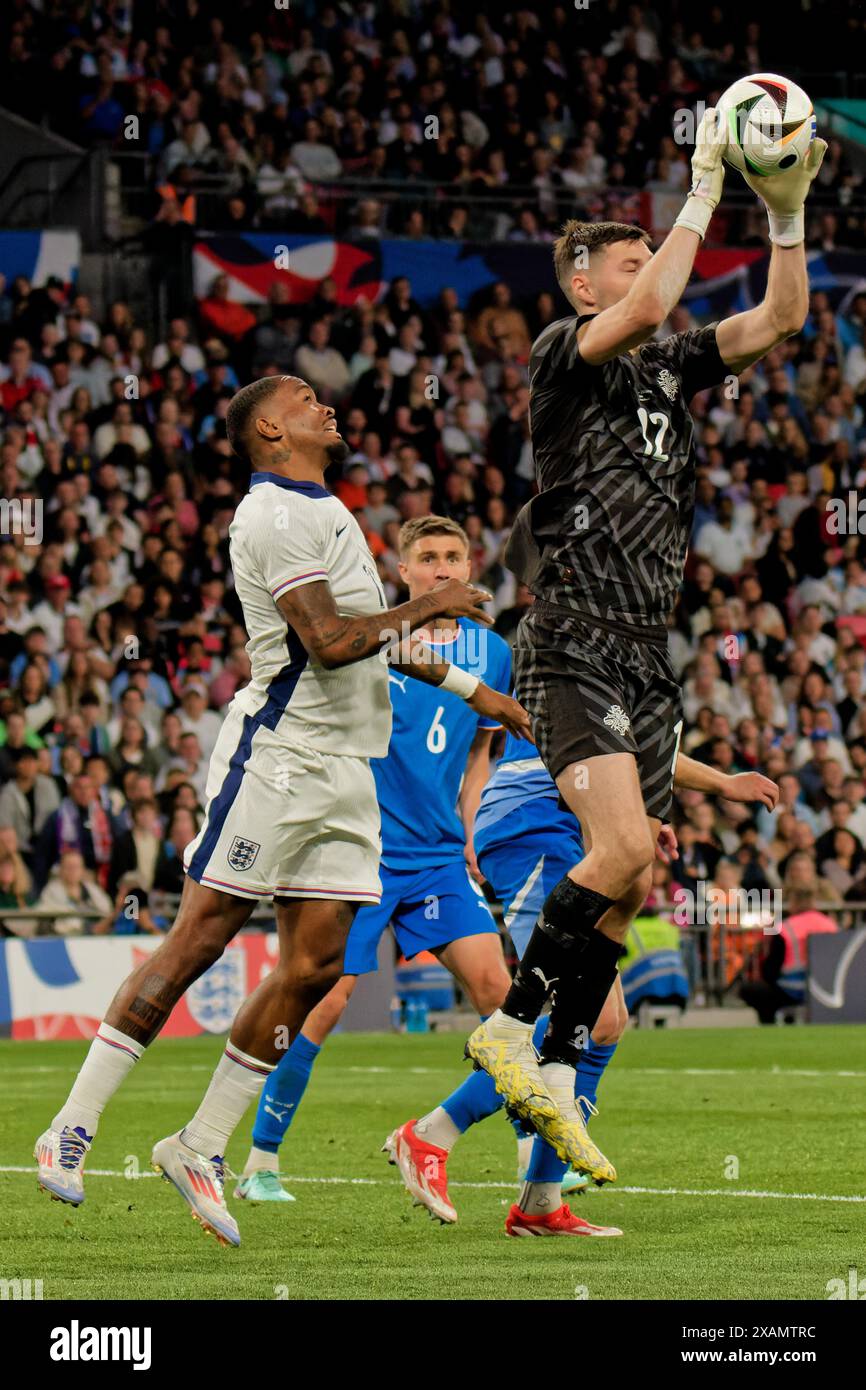 London, Großbritannien. Juni 2024. London, England, 07. Juni 2024: Hakon Rafn Valdimarsson (12 Island) im Rahmen des internationalen Freundschaftsspiels zwischen England und Island im Wembley Stadium in London. (Pedro Porru/SPP) Credit: SPP Sport Press Photo. /Alamy Live News Stockfoto