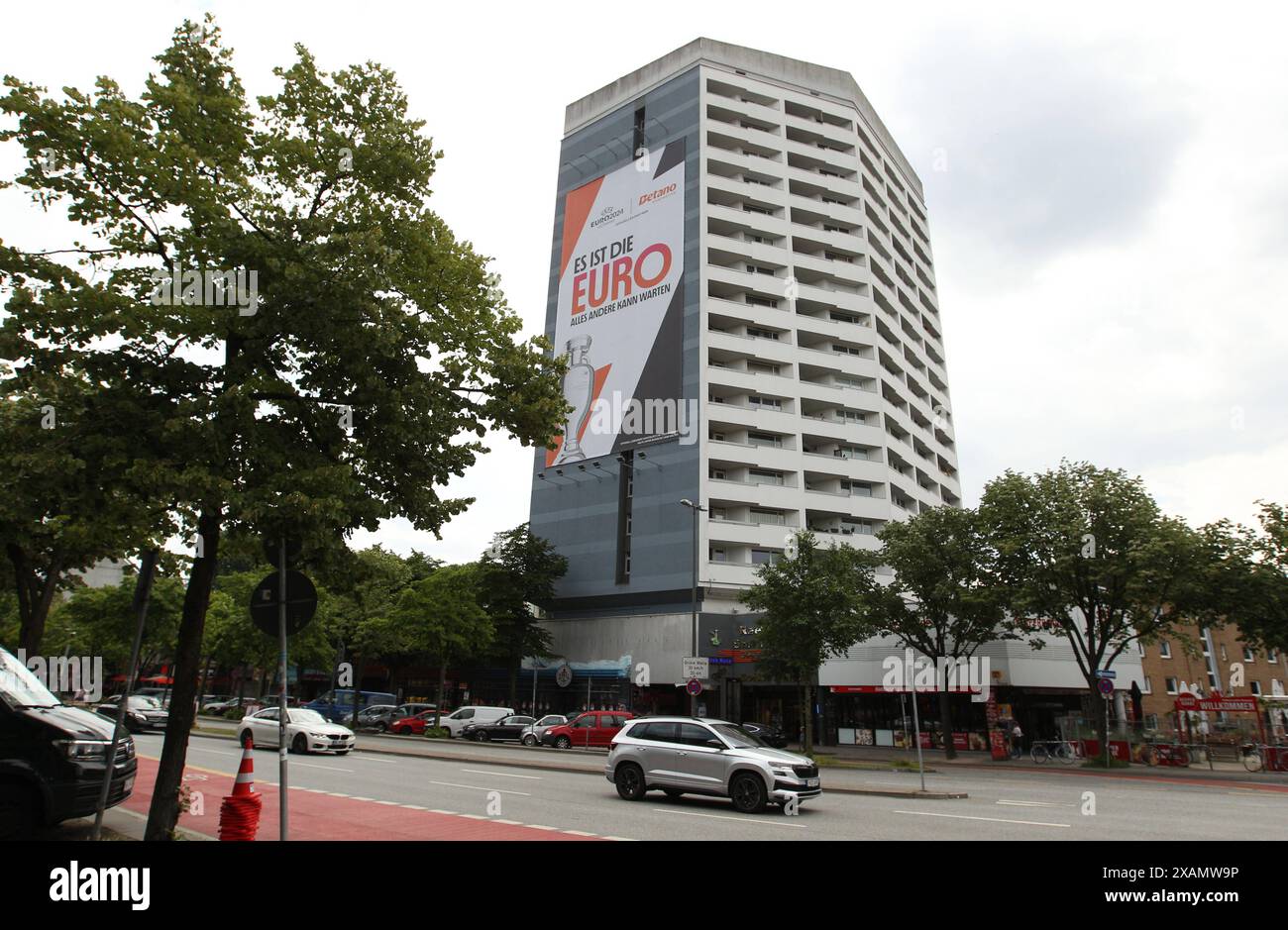 Margot-Niebuhr-Hochhaus am westlichen Ende der Reeperbahn, in den 1980- und 1990er Jahren auch als Nuttenbunker bekannt. St. Pauli Hamburg *** Margot Niebuhr Hochhaus am westlichen Ende der Reeperbahn, in den 1980er und 1990er Jahren auch Nutenbunker St. Pauli Hamburg genannt Stockfoto