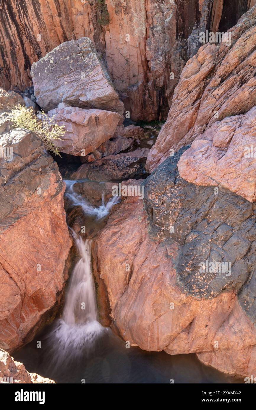 Wundervolle Wasserfälle entlang des herrlichen Water Wheel Falls Wander Trail in der Nähe von Peyson, Arizona (USA). Verführerisch, Erstaunlich, Atemberaubend, Fesselnd, Stockfoto