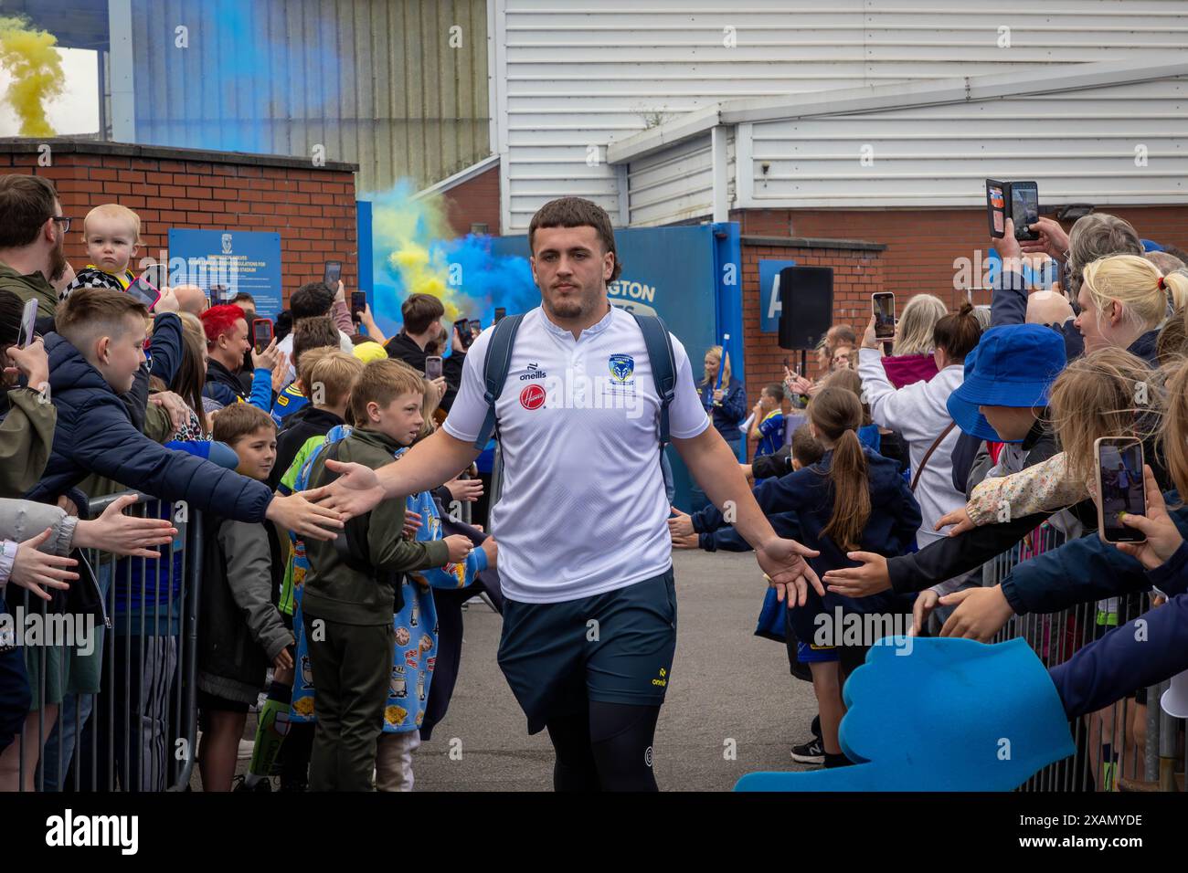 Warrington, Cheshire, Großbritannien. Juni 2024. Warrington Wolves verließ das Halliwell Jones Stadium am 6. Juni 2024 und zog in Richtung Wembley Stadium, um das Finale des Rugby Football League Challenge Cup gegen Wigan zu erreichen. Die Unterstützer waren da, um sie zu sehen und Unterschriften und Selfies mit den Spielern und Manager Sam Burgess zu erhalten. Quelle: John Hopkins/Alamy Live News Stockfoto