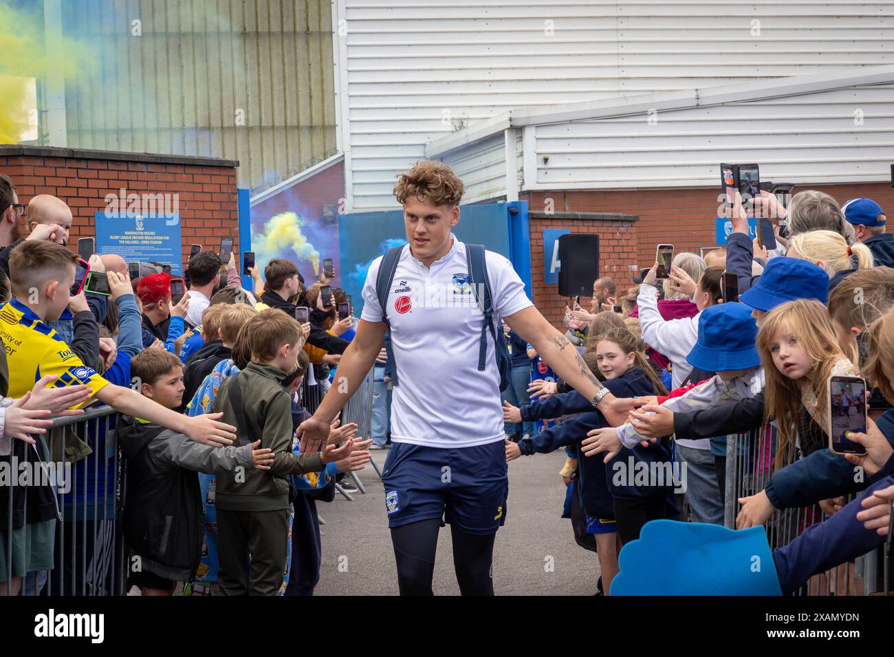 Warrington, Cheshire, Großbritannien. Juni 2024. Warrington Wolves verließ das Halliwell Jones Stadium am 6. Juni 2024 und zog in Richtung Wembley Stadium, um das Finale des Rugby Football League Challenge Cup gegen Wigan zu erreichen. Die Unterstützer waren da, um sie zu sehen und Unterschriften und Selfies mit den Spielern und Manager Sam Burgess zu erhalten. Quelle: John Hopkins/Alamy Live News Stockfoto