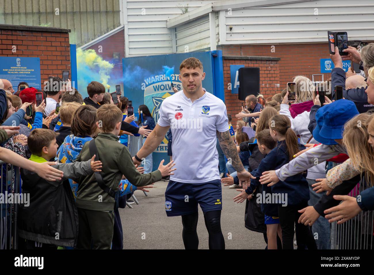 Warrington, Cheshire, Großbritannien. Juni 2024. Warrington Wolves verließ das Halliwell Jones Stadium am 6. Juni 2024 und zog in Richtung Wembley Stadium, um das Finale des Rugby Football League Challenge Cup gegen Wigan zu erreichen. Die Unterstützer waren da, um sie zu sehen und Unterschriften und Selfies mit den Spielern und Manager Sam Burgess zu erhalten. Quelle: John Hopkins/Alamy Live News Stockfoto