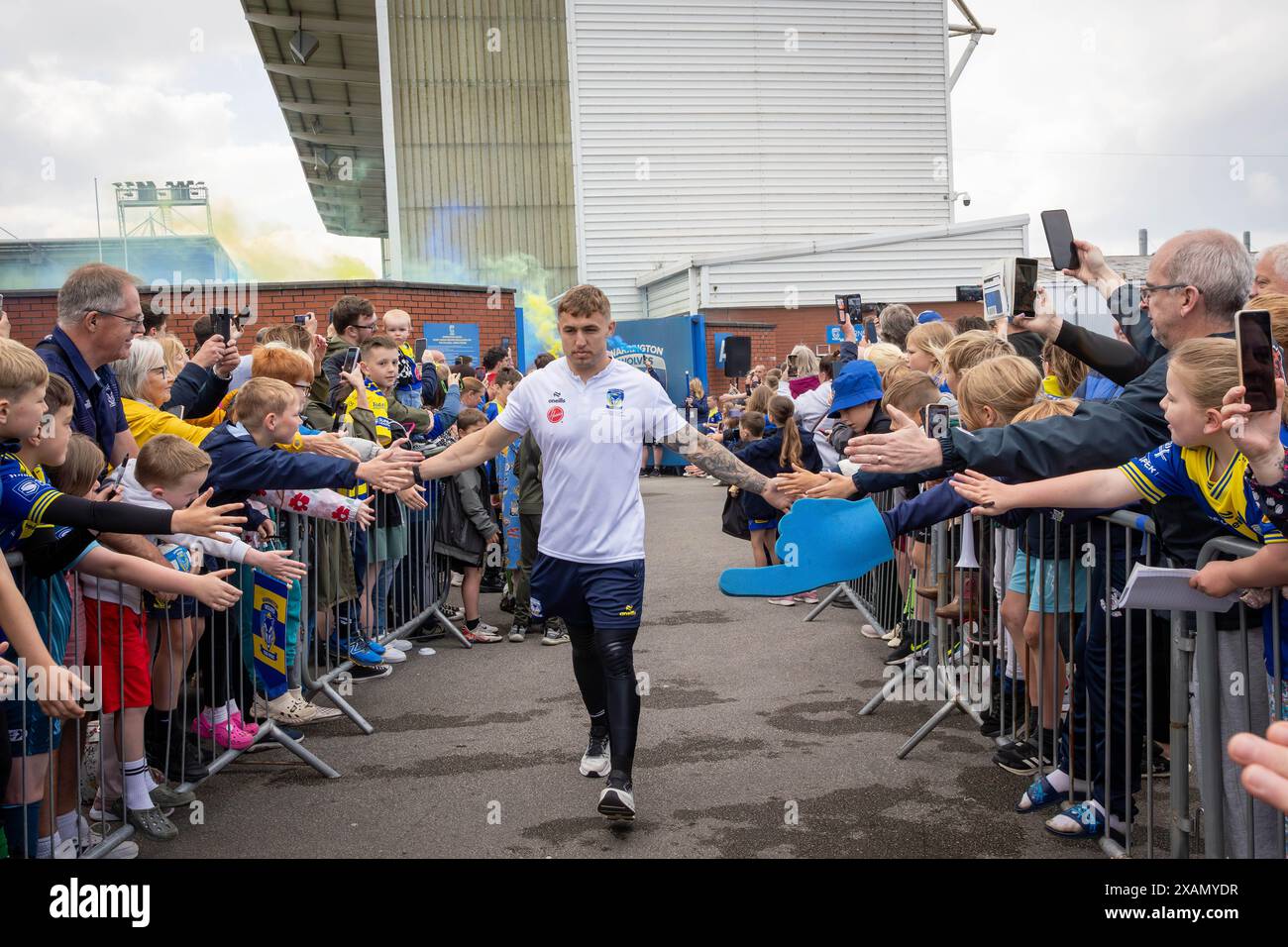 Warrington, Cheshire, Großbritannien. Juni 2024. Warrington Wolves verließ das Halliwell Jones Stadium am 6. Juni 2024 und zog in Richtung Wembley Stadium, um das Finale des Rugby Football League Challenge Cup gegen Wigan zu erreichen. Die Unterstützer waren da, um sie zu sehen und Unterschriften und Selfies mit den Spielern und Manager Sam Burgess zu erhalten. Quelle: John Hopkins/Alamy Live News Stockfoto