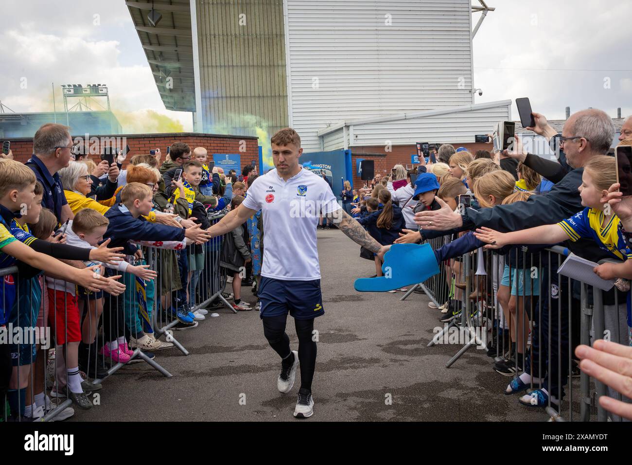 Warrington, Cheshire, Großbritannien. Juni 2024. Warrington Wolves verließ das Halliwell Jones Stadium am 6. Juni 2024 und zog in Richtung Wembley Stadium, um das Finale des Rugby Football League Challenge Cup gegen Wigan zu erreichen. Die Unterstützer waren da, um sie zu sehen und Unterschriften und Selfies mit den Spielern und Manager Sam Burgess zu erhalten. Quelle: John Hopkins/Alamy Live News Stockfoto