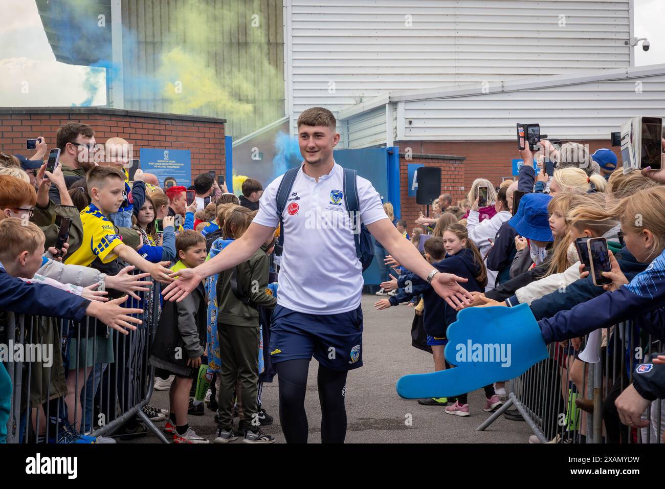 Warrington, Cheshire, Großbritannien. Juni 2024. Warrington Wolves verließ das Halliwell Jones Stadium am 6. Juni 2024 und zog in Richtung Wembley Stadium, um das Finale des Rugby Football League Challenge Cup gegen Wigan zu erreichen. Die Unterstützer waren da, um sie zu sehen und Unterschriften und Selfies mit den Spielern und Manager Sam Burgess zu erhalten. Quelle: John Hopkins/Alamy Live News Stockfoto