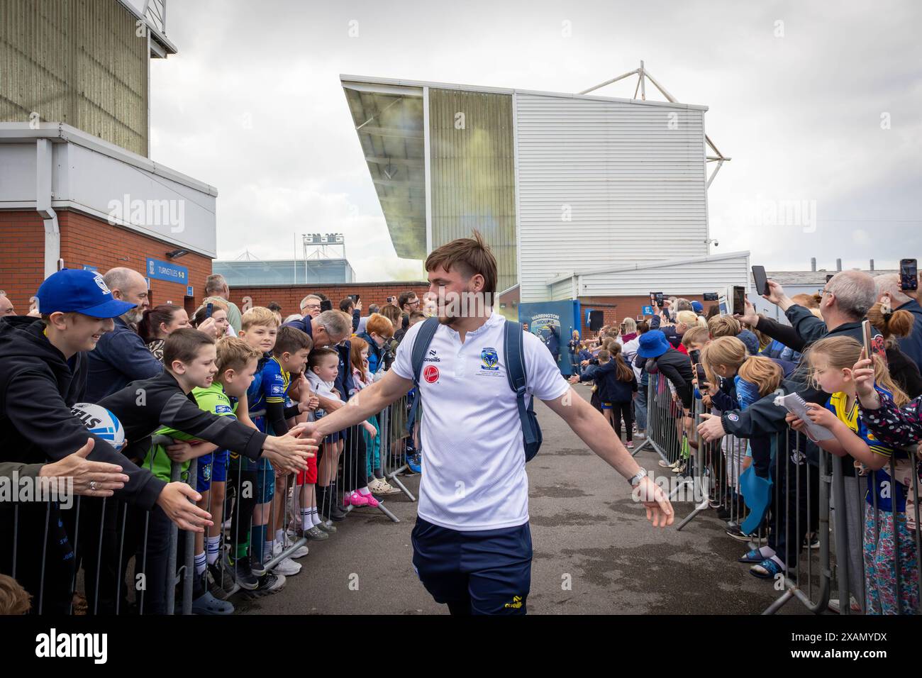 Warrington, Cheshire, Großbritannien. Juni 2024. Warrington Wolves verließ das Halliwell Jones Stadium am 6. Juni 2024 und zog in Richtung Wembley Stadium, um das Finale des Rugby Football League Challenge Cup gegen Wigan zu erreichen. Die Unterstützer waren da, um sie zu sehen und Unterschriften und Selfies mit den Spielern und Manager Sam Burgess zu erhalten. Quelle: John Hopkins/Alamy Live News Stockfoto