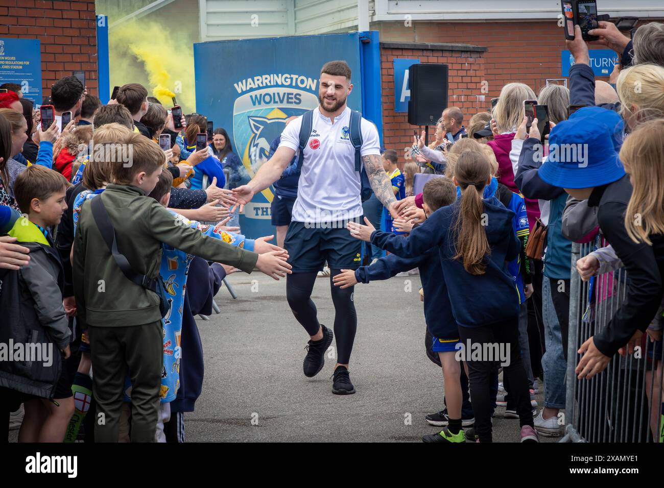 Warrington, Cheshire, Großbritannien. Juni 2024. Warrington Wolves verließ das Halliwell Jones Stadium am 6. Juni 2024 und zog in Richtung Wembley Stadium, um das Finale des Rugby Football League Challenge Cup gegen Wigan zu erreichen. Die Unterstützer waren da, um sie zu sehen und Unterschriften und Selfies mit den Spielern und Manager Sam Burgess zu erhalten. Quelle: John Hopkins/Alamy Live News Stockfoto