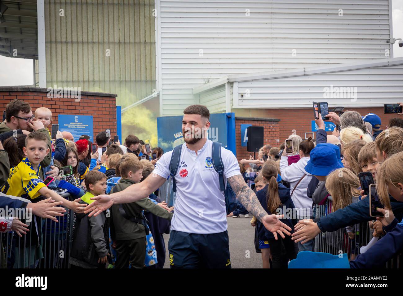 Warrington, Cheshire, Großbritannien. Juni 2024. Warrington Wolves verließ das Halliwell Jones Stadium am 6. Juni 2024 und zog in Richtung Wembley Stadium, um das Finale des Rugby Football League Challenge Cup gegen Wigan zu erreichen. Die Unterstützer waren da, um sie zu sehen und Unterschriften und Selfies mit den Spielern und Manager Sam Burgess zu erhalten. Quelle: John Hopkins/Alamy Live News Stockfoto