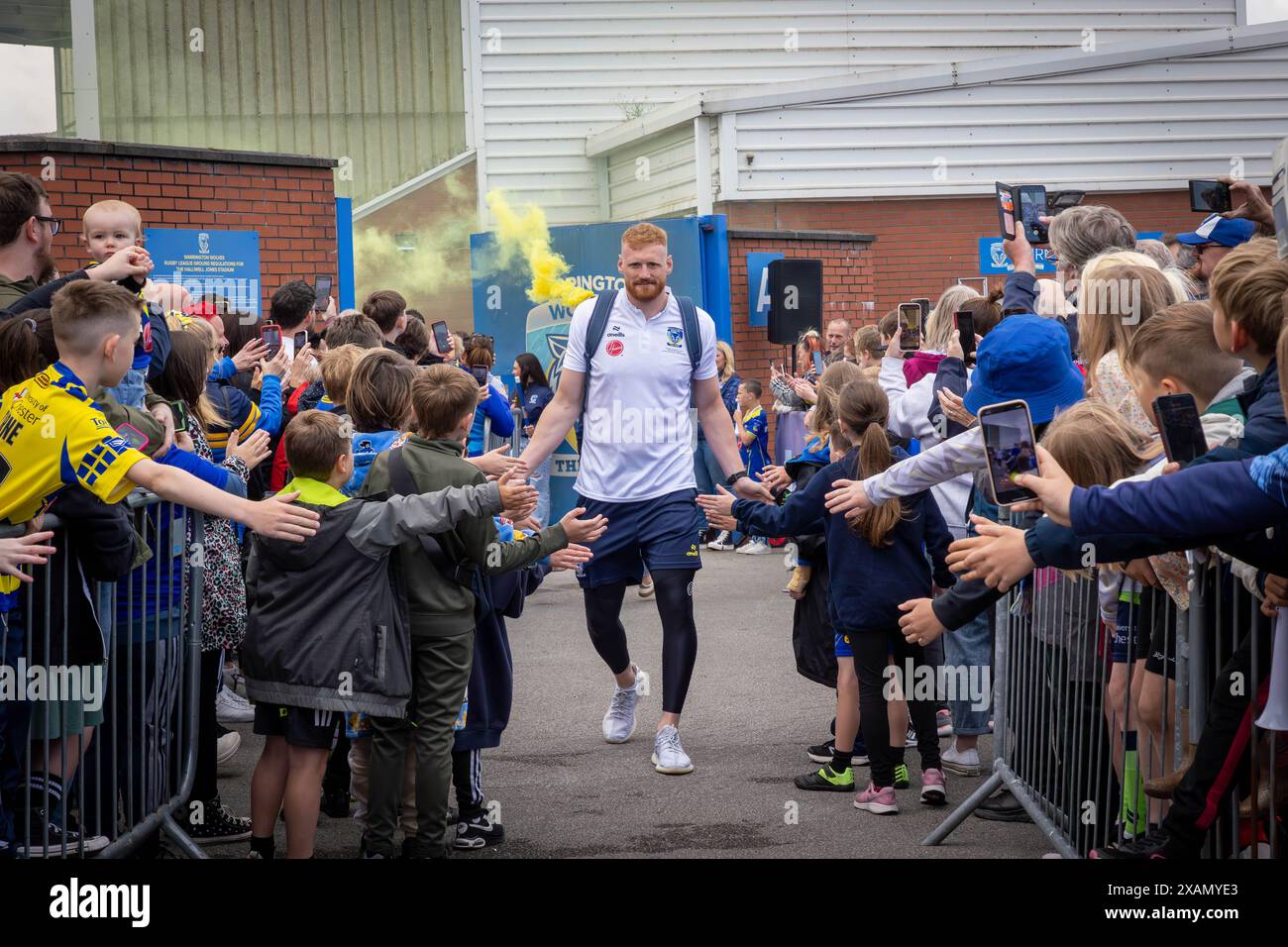 Warrington, Cheshire, Großbritannien. Juni 2024. Warrington Wolves verließ das Halliwell Jones Stadium am 6. Juni 2024 und zog in Richtung Wembley Stadium, um das Finale des Rugby Football League Challenge Cup gegen Wigan zu erreichen. Die Unterstützer waren da, um sie zu sehen und Unterschriften und Selfies mit den Spielern und Manager Sam Burgess zu erhalten. Quelle: John Hopkins/Alamy Live News Stockfoto