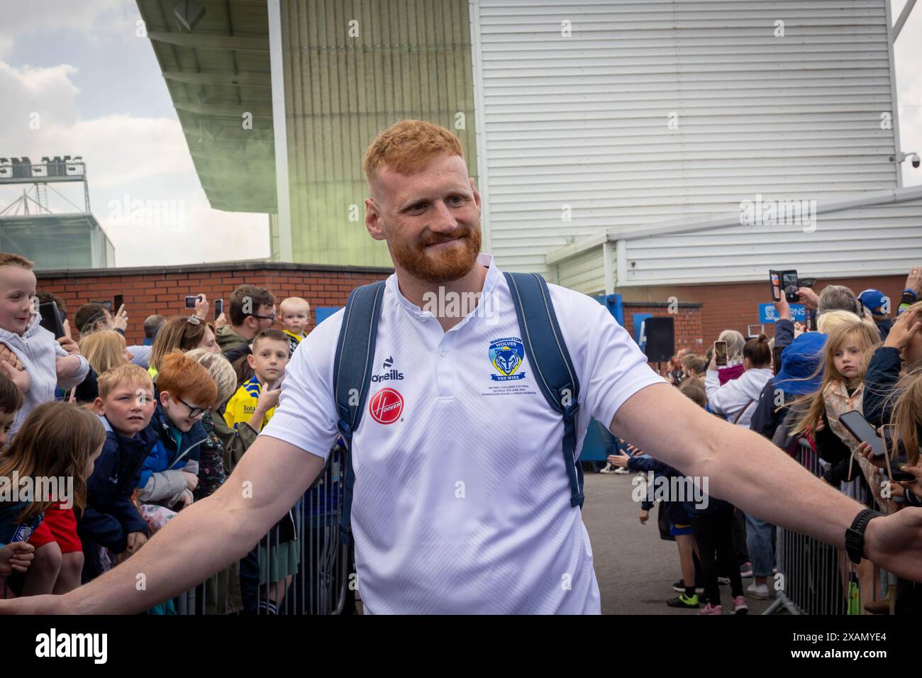 Warrington, Cheshire, Großbritannien. Juni 2024. Warrington Wolves verließ das Halliwell Jones Stadium am 6. Juni 2024 und zog in Richtung Wembley Stadium, um das Finale des Rugby Football League Challenge Cup gegen Wigan zu erreichen. Die Unterstützer waren da, um sie zu sehen und Unterschriften und Selfies mit den Spielern und Manager Sam Burgess zu erhalten. Quelle: John Hopkins/Alamy Live News Stockfoto