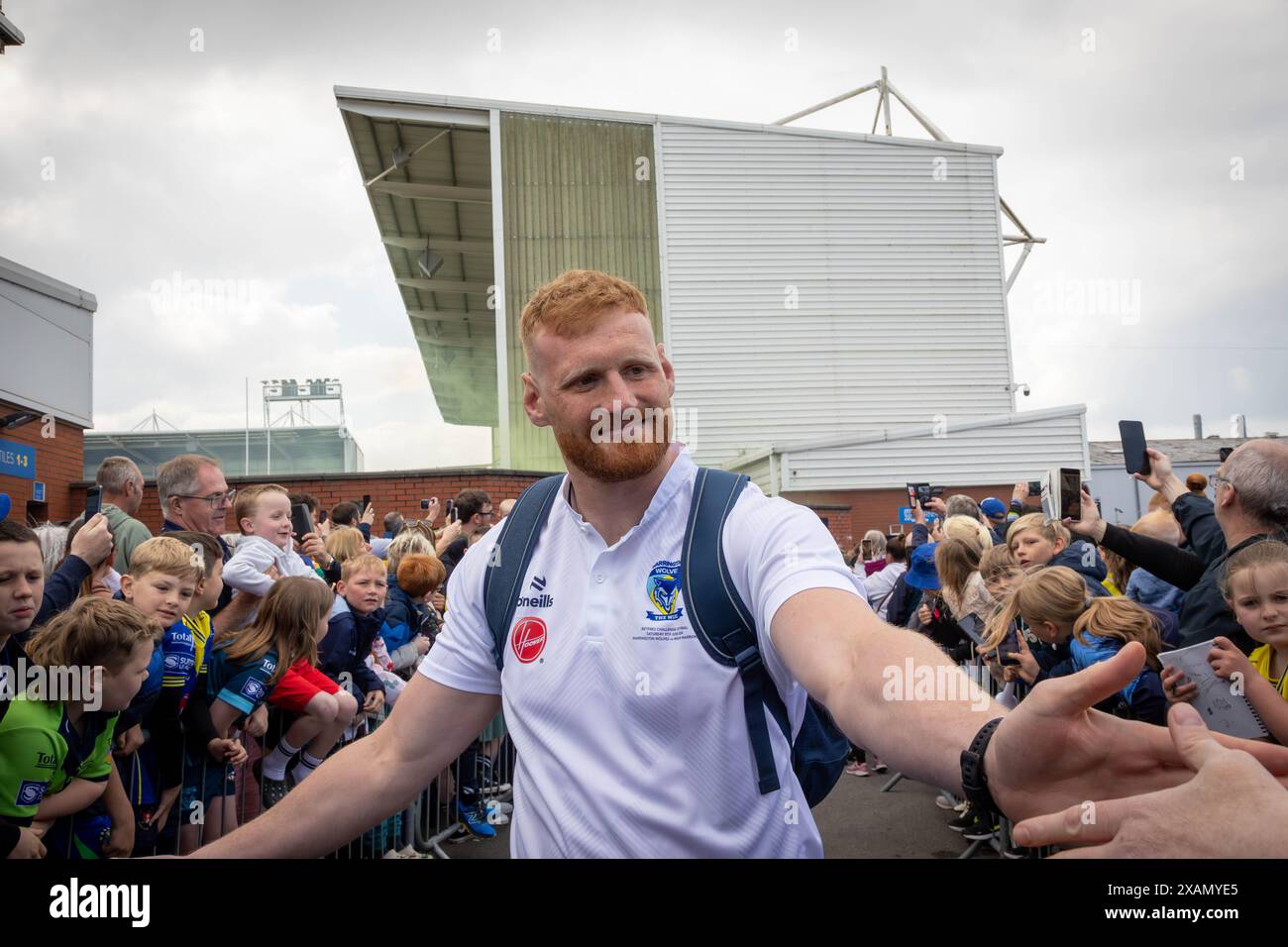Warrington, Cheshire, Großbritannien. Juni 2024. Warrington Wolves verließ das Halliwell Jones Stadium am 6. Juni 2024 und zog in Richtung Wembley Stadium, um das Finale des Rugby Football League Challenge Cup gegen Wigan zu erreichen. Die Unterstützer waren da, um sie zu sehen und Unterschriften und Selfies mit den Spielern und Manager Sam Burgess zu erhalten. Quelle: John Hopkins/Alamy Live News Stockfoto