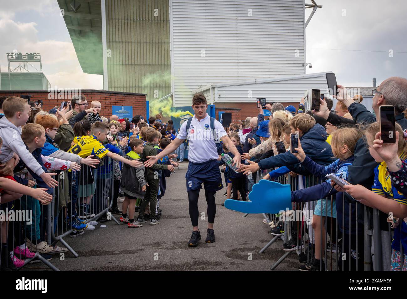 Warrington, Cheshire, Großbritannien. Juni 2024. Warrington Wolves verließ das Halliwell Jones Stadium am 6. Juni 2024 und zog in Richtung Wembley Stadium, um das Finale des Rugby Football League Challenge Cup gegen Wigan zu erreichen. Die Unterstützer waren da, um sie zu sehen und Unterschriften und Selfies mit den Spielern und Manager Sam Burgess zu erhalten. Quelle: John Hopkins/Alamy Live News Stockfoto