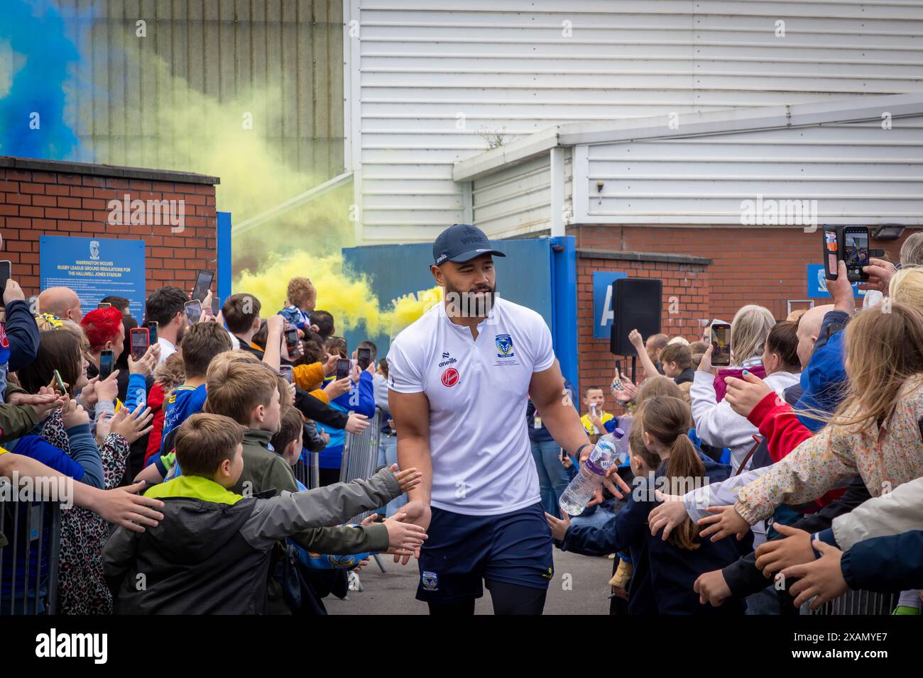 Warrington, Cheshire, Großbritannien. Juni 2024. Warrington Wolves verließ das Halliwell Jones Stadium am 6. Juni 2024 und zog in Richtung Wembley Stadium, um das Finale des Rugby Football League Challenge Cup gegen Wigan zu erreichen. Die Unterstützer waren da, um sie zu sehen und Unterschriften und Selfies mit den Spielern und Manager Sam Burgess zu erhalten. Quelle: John Hopkins/Alamy Live News Stockfoto