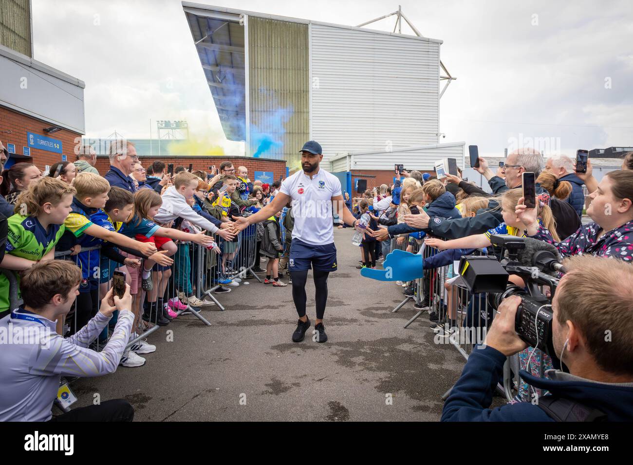 Warrington, Cheshire, Großbritannien. Juni 2024. Warrington Wolves verließ das Halliwell Jones Stadium am 6. Juni 2024 und zog in Richtung Wembley Stadium, um das Finale des Rugby Football League Challenge Cup gegen Wigan zu erreichen. Die Unterstützer waren da, um sie zu sehen und Unterschriften und Selfies mit den Spielern und Manager Sam Burgess zu erhalten. Quelle: John Hopkins/Alamy Live News Stockfoto