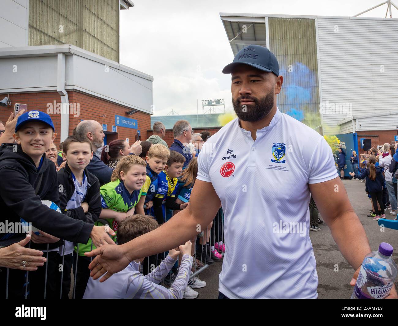 Warrington, Cheshire, Großbritannien. Juni 2024. Warrington Wolves verließ das Halliwell Jones Stadium am 6. Juni 2024 und zog in Richtung Wembley Stadium, um das Finale des Rugby Football League Challenge Cup gegen Wigan zu erreichen. Die Unterstützer waren da, um sie zu sehen und Unterschriften und Selfies mit den Spielern und Manager Sam Burgess zu erhalten. Quelle: John Hopkins/Alamy Live News Stockfoto