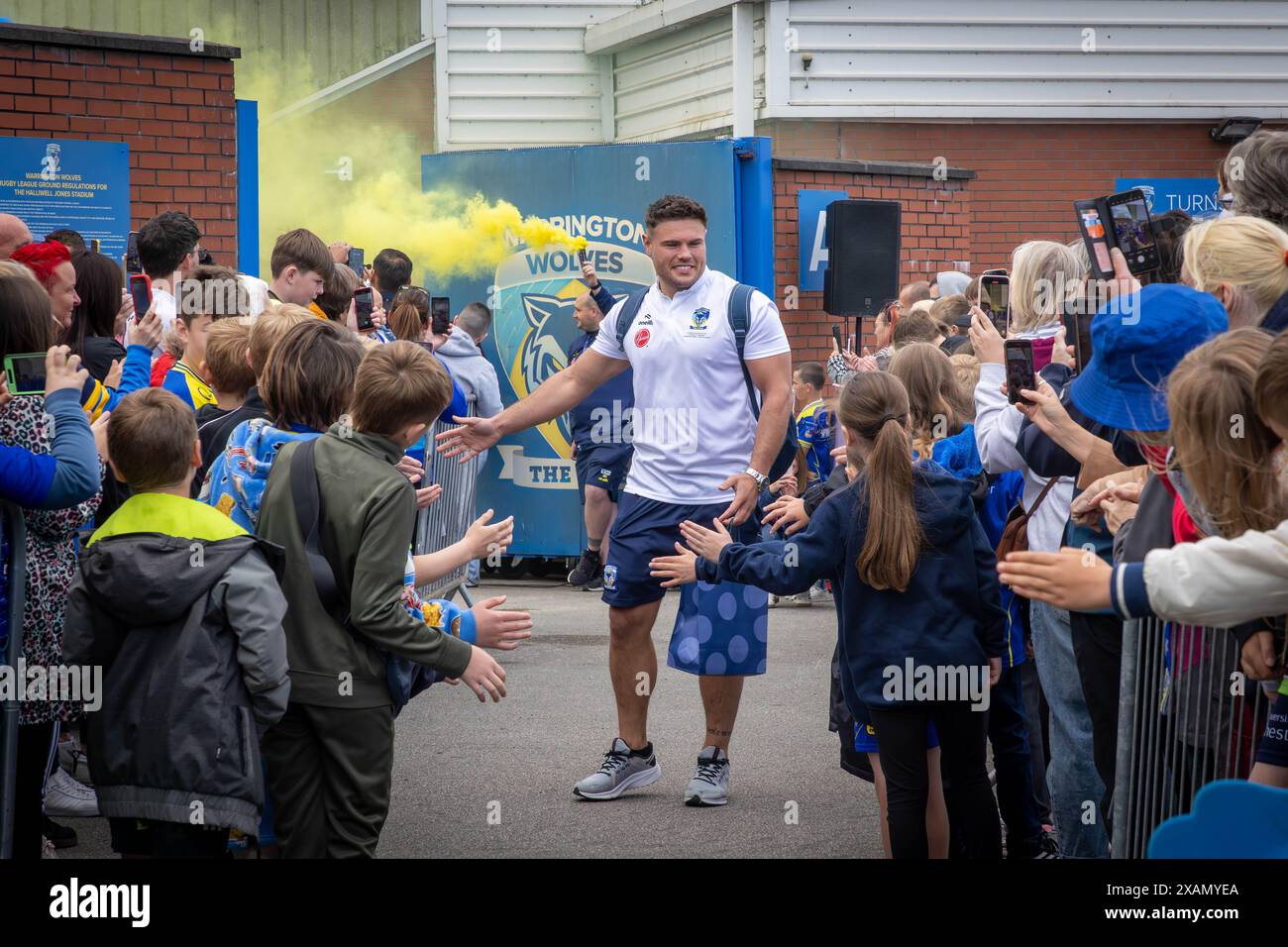 Warrington, Cheshire, Großbritannien. Juni 2024. Warrington Wolves verließ das Halliwell Jones Stadium am 6. Juni 2024 und zog in Richtung Wembley Stadium, um das Finale des Rugby Football League Challenge Cup gegen Wigan zu erreichen. Die Unterstützer waren da, um sie zu sehen und Unterschriften und Selfies mit den Spielern und Manager Sam Burgess zu erhalten. Quelle: John Hopkins/Alamy Live News Stockfoto