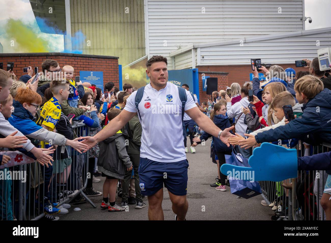 Warrington, Cheshire, Großbritannien. Juni 2024. Warrington Wolves verließ das Halliwell Jones Stadium am 6. Juni 2024 und zog in Richtung Wembley Stadium, um das Finale des Rugby Football League Challenge Cup gegen Wigan zu erreichen. Die Unterstützer waren da, um sie zu sehen und Unterschriften und Selfies mit den Spielern und Manager Sam Burgess zu erhalten. Quelle: John Hopkins/Alamy Live News Stockfoto