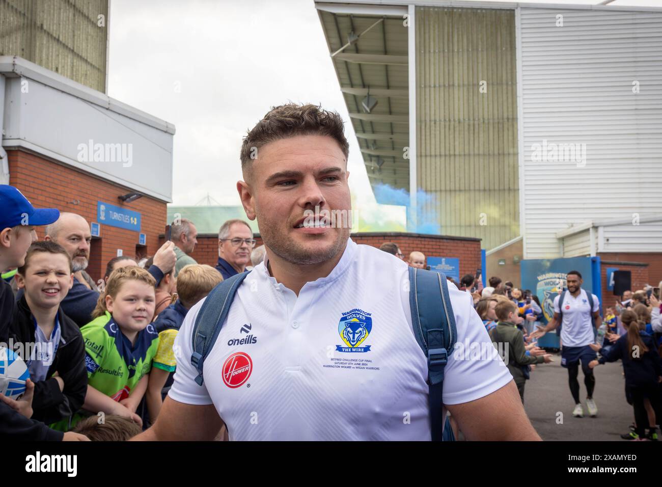 Warrington, Cheshire, Großbritannien. Juni 2024. Warrington Wolves verließ das Halliwell Jones Stadium am 6. Juni 2024 und zog in Richtung Wembley Stadium, um das Finale des Rugby Football League Challenge Cup gegen Wigan zu erreichen. Die Unterstützer waren da, um sie zu sehen und Unterschriften und Selfies mit den Spielern und Manager Sam Burgess zu erhalten. Quelle: John Hopkins/Alamy Live News Stockfoto