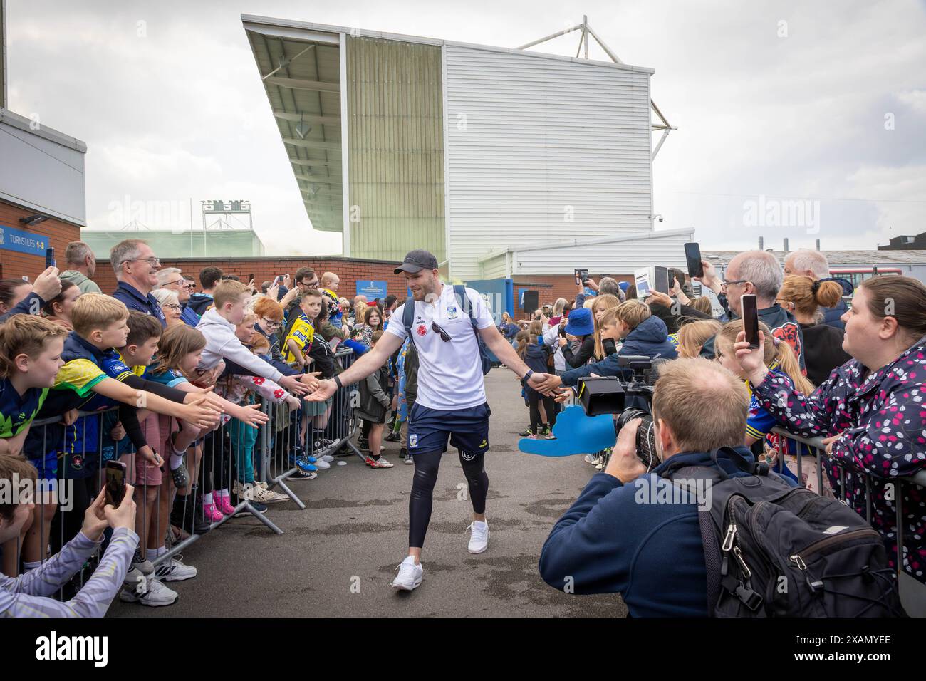 Warrington, Cheshire, Großbritannien. Juni 2024. Warrington Wolves verließ das Halliwell Jones Stadium am 6. Juni 2024 und zog in Richtung Wembley Stadium, um das Finale des Rugby Football League Challenge Cup gegen Wigan zu erreichen. Die Unterstützer waren da, um sie zu sehen und Unterschriften und Selfies mit den Spielern und Manager Sam Burgess zu erhalten. Quelle: John Hopkins/Alamy Live News Stockfoto