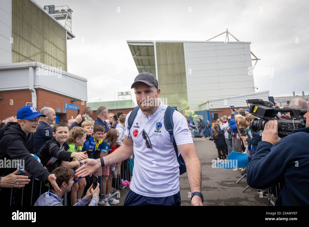 Warrington, Cheshire, Großbritannien. Juni 2024. Warrington Wolves verließ das Halliwell Jones Stadium am 6. Juni 2024 und zog in Richtung Wembley Stadium, um das Finale des Rugby Football League Challenge Cup gegen Wigan zu erreichen. Die Unterstützer waren da, um sie zu sehen und Unterschriften und Selfies mit den Spielern und Manager Sam Burgess zu erhalten. Quelle: John Hopkins/Alamy Live News Stockfoto