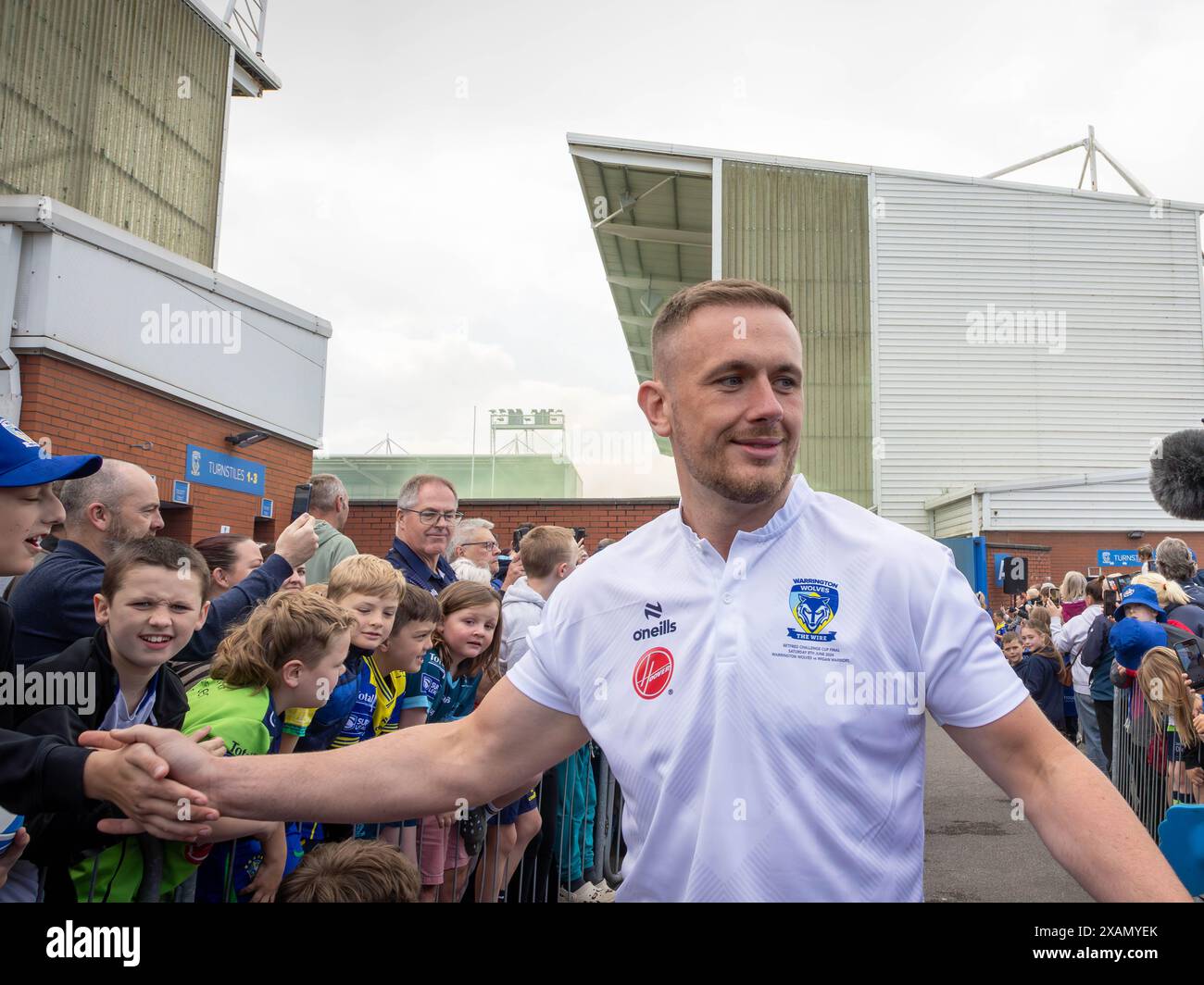 Warrington, Cheshire, Großbritannien. Juni 2024. Warrington Wolves verließ das Halliwell Jones Stadium am 6. Juni 2024 und zog in Richtung Wembley Stadium, um das Finale des Rugby Football League Challenge Cup gegen Wigan zu erreichen. Die Unterstützer waren da, um sie zu sehen und Unterschriften und Selfies mit den Spielern und Manager Sam Burgess zu erhalten. Quelle: John Hopkins/Alamy Live News Stockfoto