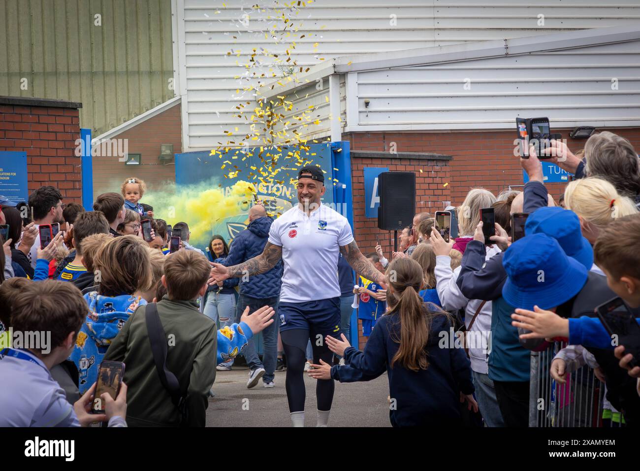 Warrington, Cheshire, Großbritannien. Juni 2024. Warrington Wolves verließ das Halliwell Jones Stadium am 6. Juni 2024 und zog in Richtung Wembley Stadium, um das Finale des Rugby Football League Challenge Cup gegen Wigan zu erreichen. Die Unterstützer waren da, um sie zu sehen und Unterschriften und Selfies mit den Spielern und Manager Sam Burgess zu erhalten. Quelle: John Hopkins/Alamy Live News Stockfoto
