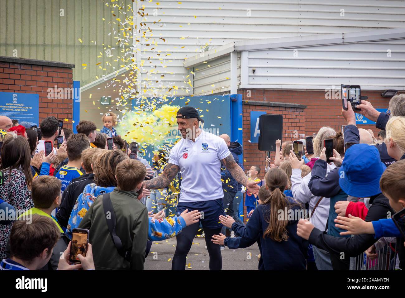 Warrington, Cheshire, Großbritannien. Juni 2024. Warrington Wolves verließ das Halliwell Jones Stadium am 6. Juni 2024 und zog in Richtung Wembley Stadium, um das Finale des Rugby Football League Challenge Cup gegen Wigan zu erreichen. Die Unterstützer waren da, um sie zu sehen und Unterschriften und Selfies mit den Spielern und Manager Sam Burgess zu erhalten. Quelle: John Hopkins/Alamy Live News Stockfoto