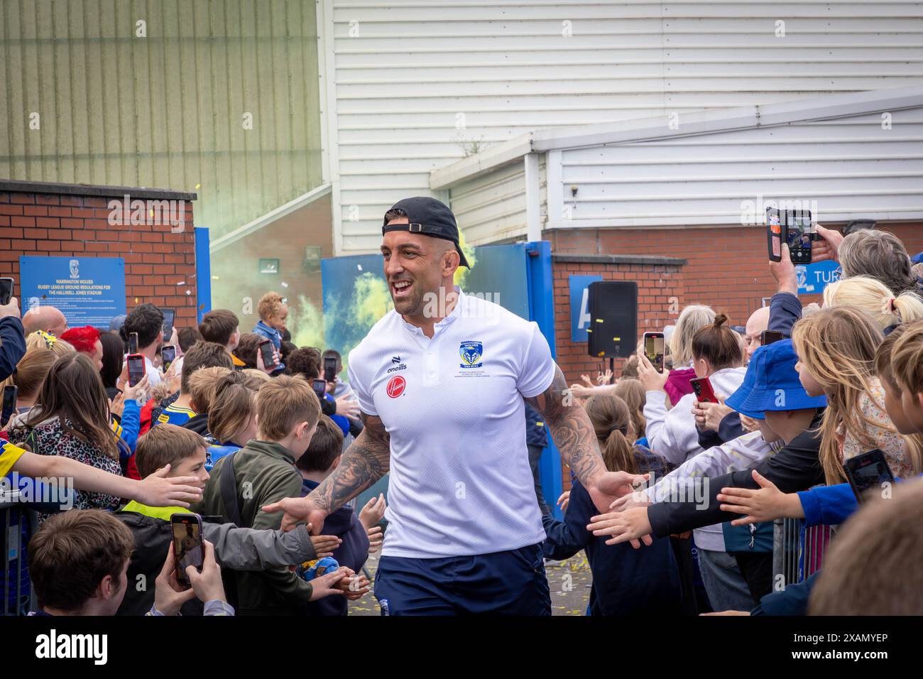 Warrington, Cheshire, Großbritannien. Juni 2024. Warrington Wolves verließ das Halliwell Jones Stadium am 6. Juni 2024 und zog in Richtung Wembley Stadium, um das Finale des Rugby Football League Challenge Cup gegen Wigan zu erreichen. Die Unterstützer waren da, um sie zu sehen und Unterschriften und Selfies mit den Spielern und Manager Sam Burgess zu erhalten. Quelle: John Hopkins/Alamy Live News Stockfoto