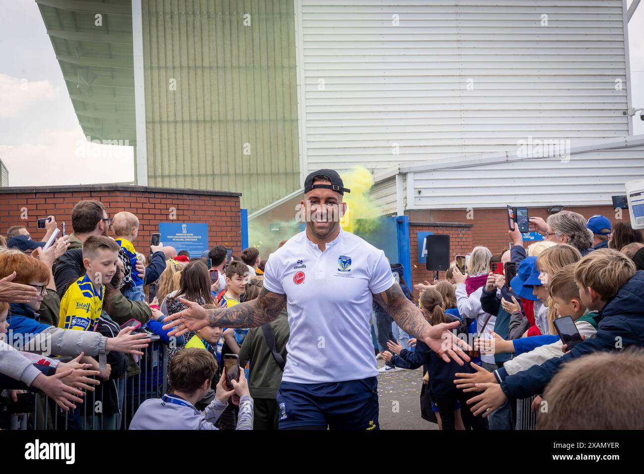 Warrington, Cheshire, Großbritannien. Juni 2024. Warrington Wolves verließ das Halliwell Jones Stadium am 6. Juni 2024 und zog in Richtung Wembley Stadium, um das Finale des Rugby Football League Challenge Cup gegen Wigan zu erreichen. Die Unterstützer waren da, um sie zu sehen und Unterschriften und Selfies mit den Spielern und Manager Sam Burgess zu erhalten. Quelle: John Hopkins/Alamy Live News Stockfoto