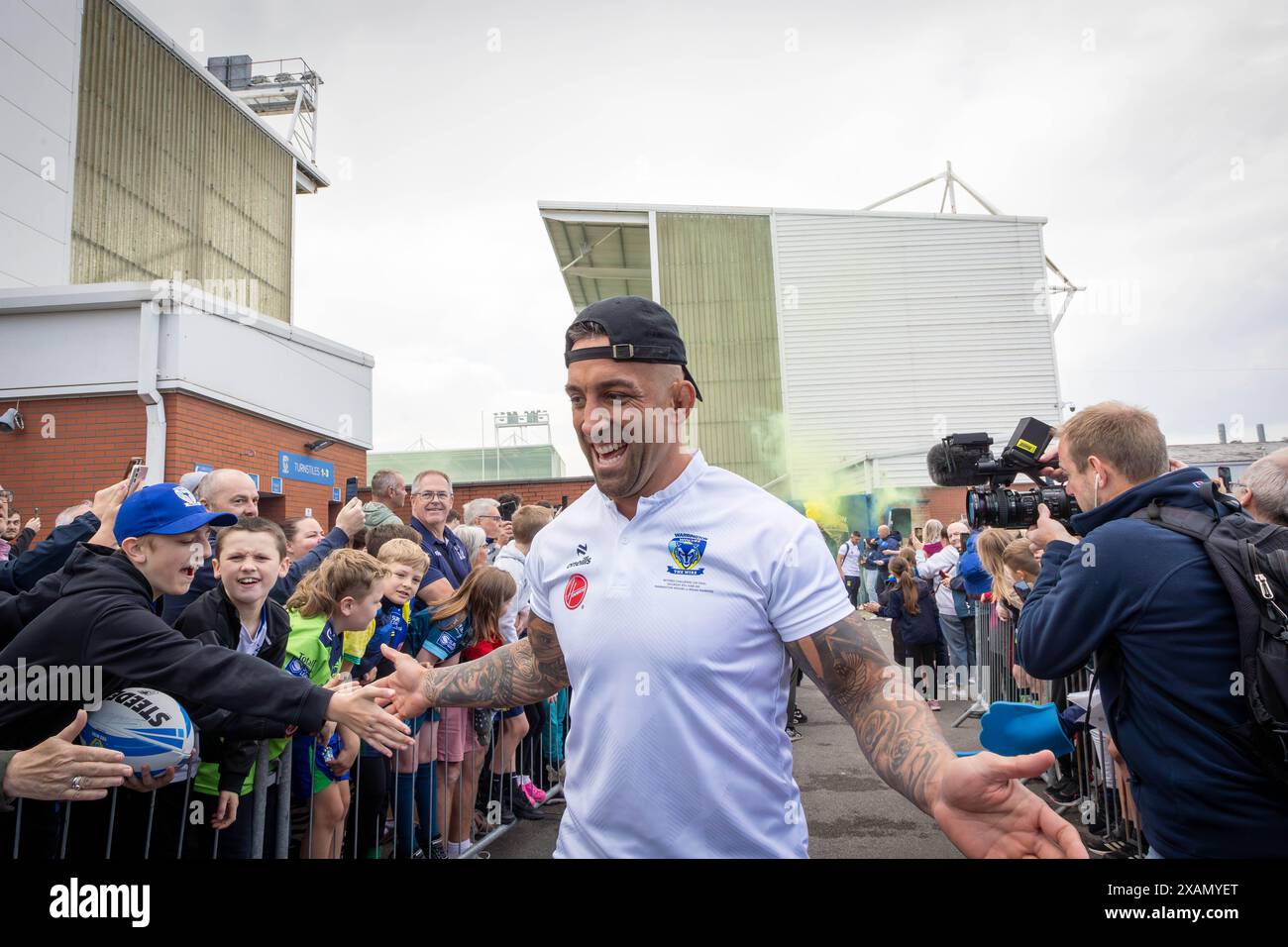 Warrington, Cheshire, Großbritannien. Juni 2024. Warrington Wolves verließ das Halliwell Jones Stadium am 6. Juni 2024 und zog in Richtung Wembley Stadium, um das Finale des Rugby Football League Challenge Cup gegen Wigan zu erreichen. Die Unterstützer waren da, um sie zu sehen und Unterschriften und Selfies mit den Spielern und Manager Sam Burgess zu erhalten. Quelle: John Hopkins/Alamy Live News Stockfoto